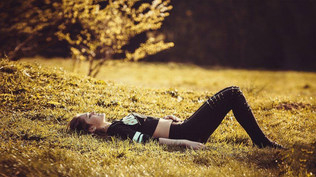 Une jeune femme se détend dans l'herbe